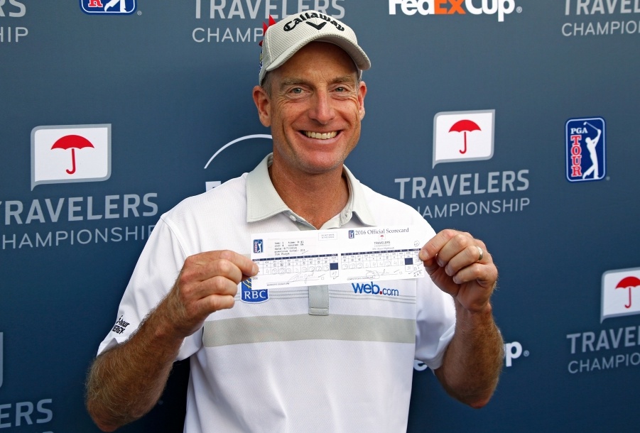 Jim Furyk mit der Scorekarte seiner 58er-Rekordrunde bei der Travelers Championship 2016 auf der PGA Tour