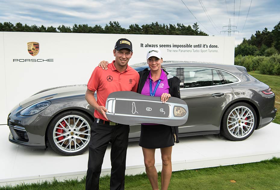 Marcel Siem mit seiner Frau Laura und dem Präsent-Schlüssel für seinen neuen Porsche Panamera
