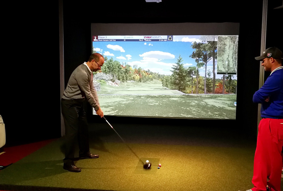 Geschäftsführer Andreas Gerleigner testet den neuen Simulator (Foto: Quellness Golf Resort)