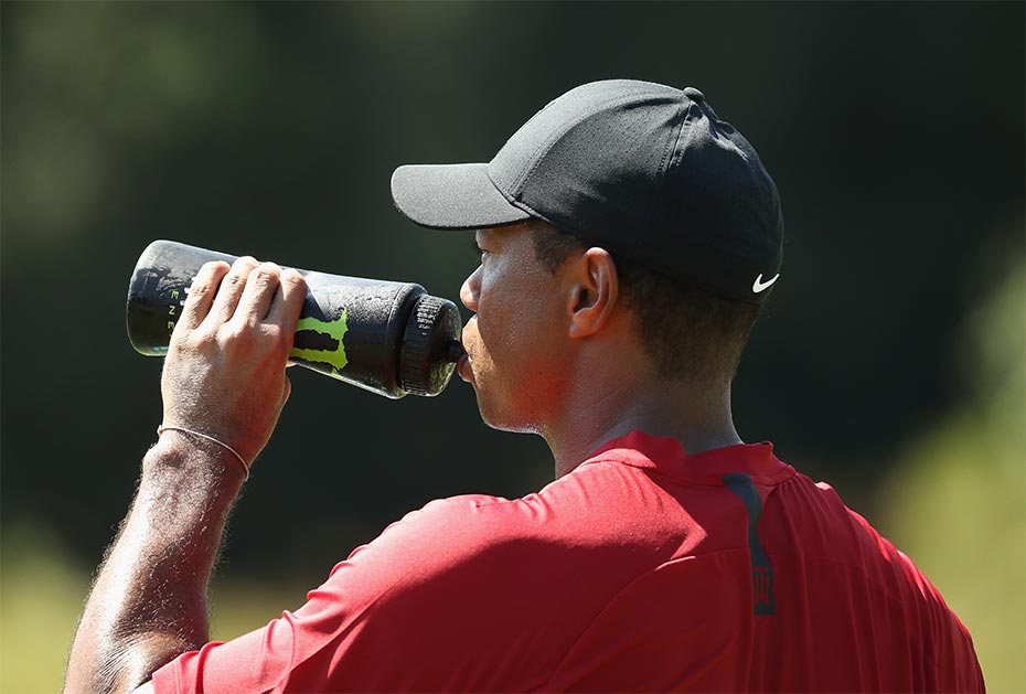 Woods mit Trinkflasche seines Sponsors