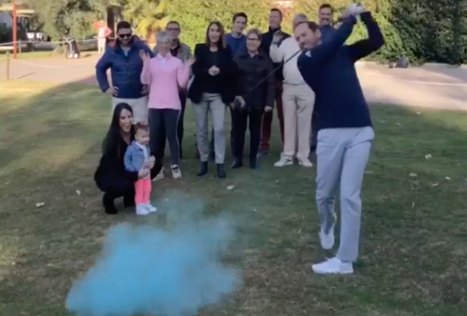 It's a Boy: Sergio Garcia pulverisiert Golfball zu blauem Staub