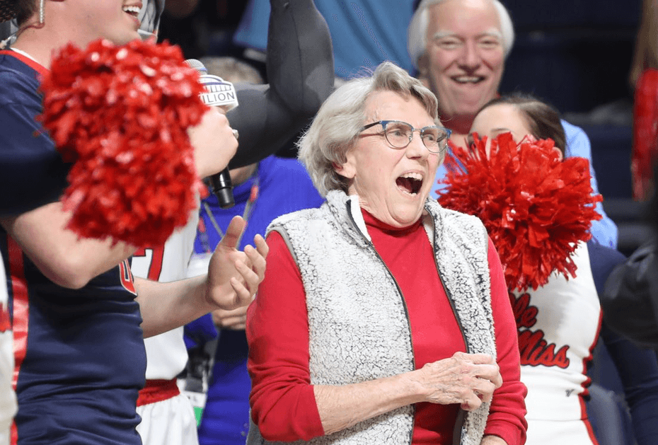 UNGLÄUBIG Mary Ann Wakefield gewinnt ein neues Auto nach einem Putt längs übers Basketball-Feld (Photo by Twitter @OleMissSports)