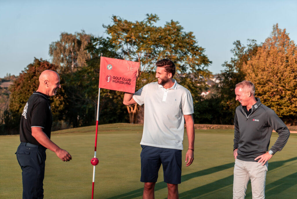 Von links nach rechts: Denis Wucherer (Coach s.Oliver Baskets), Maxi Kleber, Bernhard May (Präsident Golf Club Würzburg)