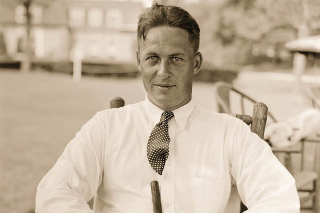 GENTLEMAN-GOLFER Bobby Jones, größter Golfer aller Zeiten, vor seinem Haus im Jahre 1928. Zwei Jahre später, auf dem Höhepunkt seiner Karriere, trat er zurück