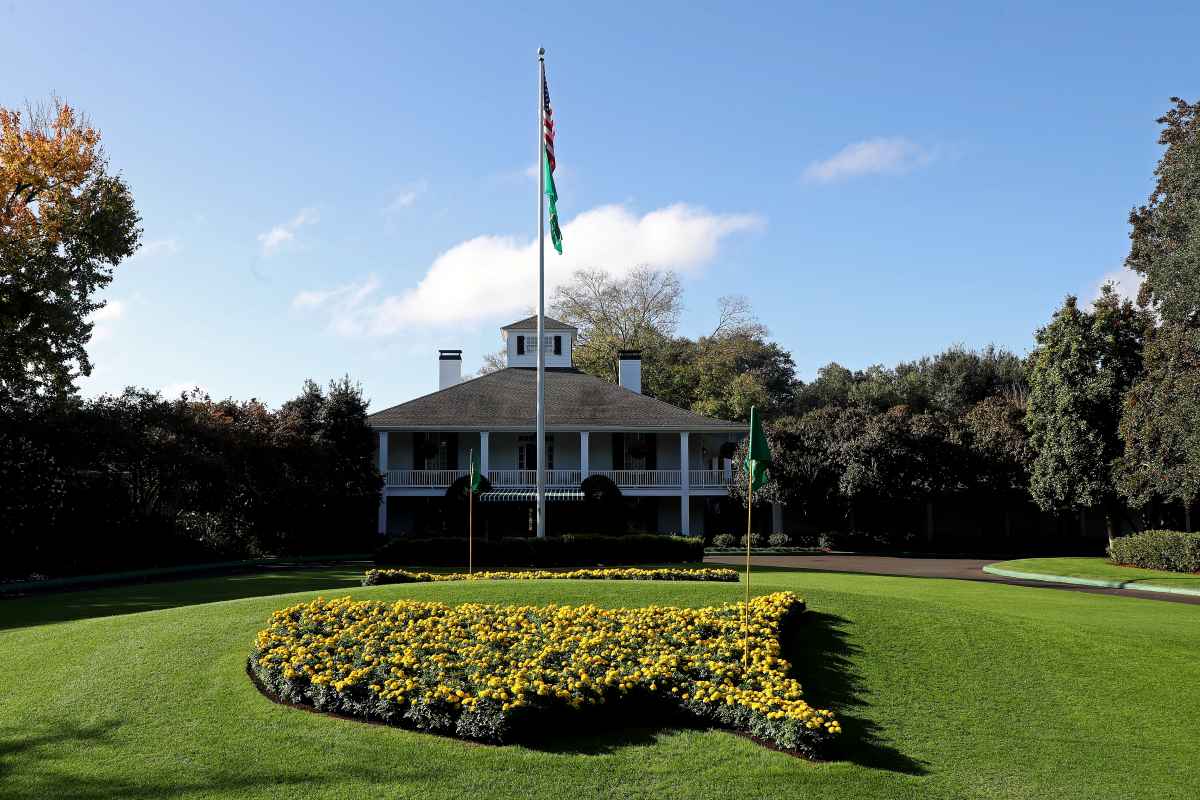 Augusta National Golf Club, Georgia. Mit nur 300 Mitgliedern, darunter Bill Gates und Warren Buffett, einer der exklusivsten Klubs überhaupt. Zu den Mitgliedsbeiträgen gibt es keine verlässlichen Informationen. Die Aufnahmegebühr soll zwischen 250.000 und 500.000 U.S.-Dollar betragen ...