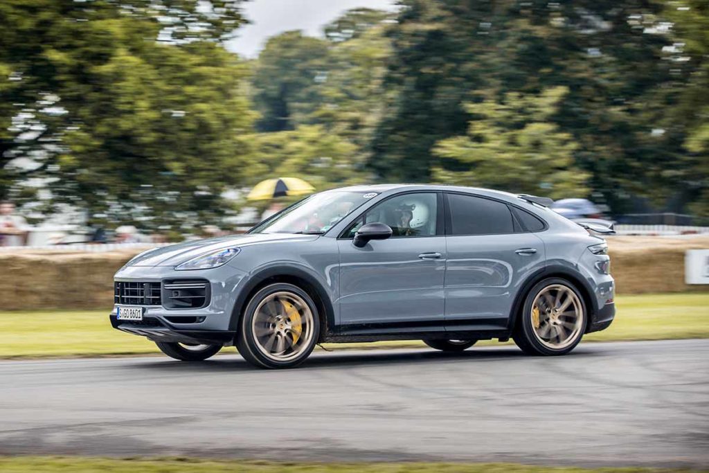 Paul Casey on the Road im neuen Porsche Cayenne Turbo GT