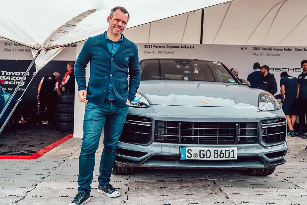 Paul Casey vor dem neuen Porsche Cayenne Turbo GT