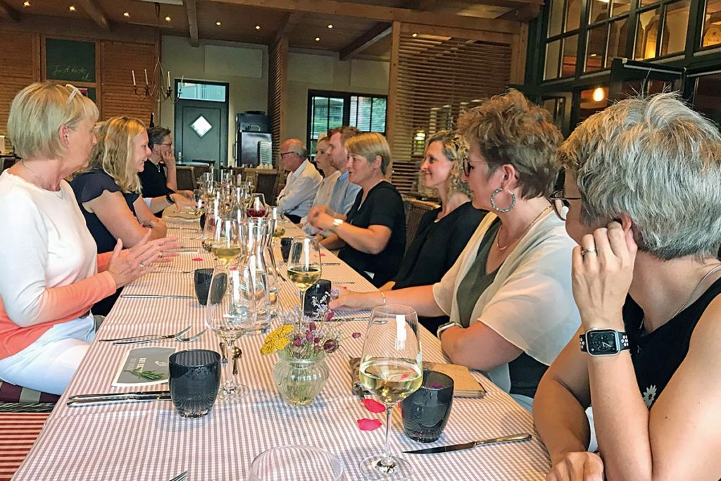 AUSTAUSCH. Interessante Gespräche beim Get-Together und Dinner im Clubhaus-Restaurant