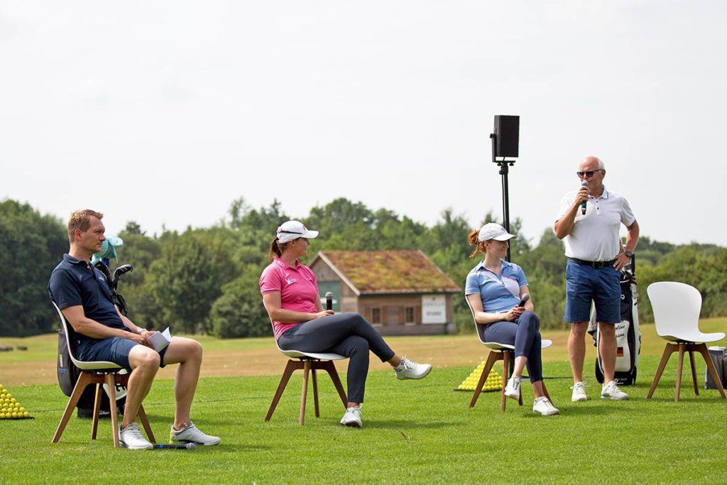 REDE & ANTWORT. Michael Waack und Timo Vollrath (Global Marketing Manager Ecco Golf) beim Q&A mit Caro und Caro auf der Driving Range