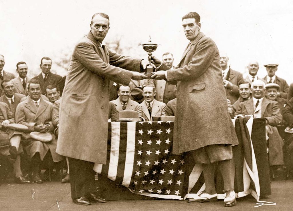 Britischer Triumph 1929: Samuel Ryder (l.) übergibt Kapitän George Duncan den Cup