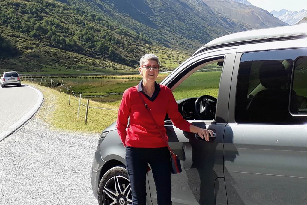 Kurze Fotopause: Lydia Enigl unterwegs in Österreich mit dem Mercedes-Benz Marco Polo