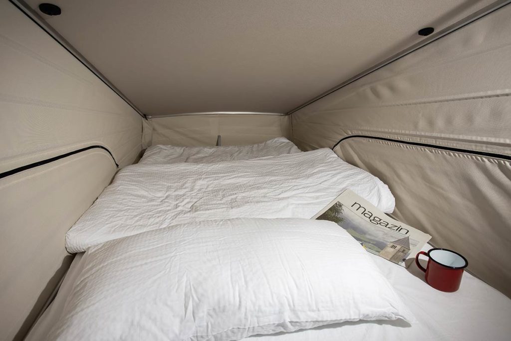 Mercedes-Benz Marco Polo: Bett im Aufstelldach mit ca. 1,10 Meter Breite und fast zwei Meter Länge