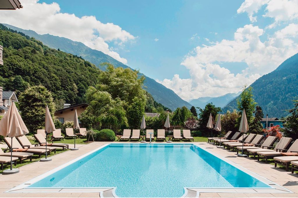 Outdoor-Pool im Löwen Hotel Montafon