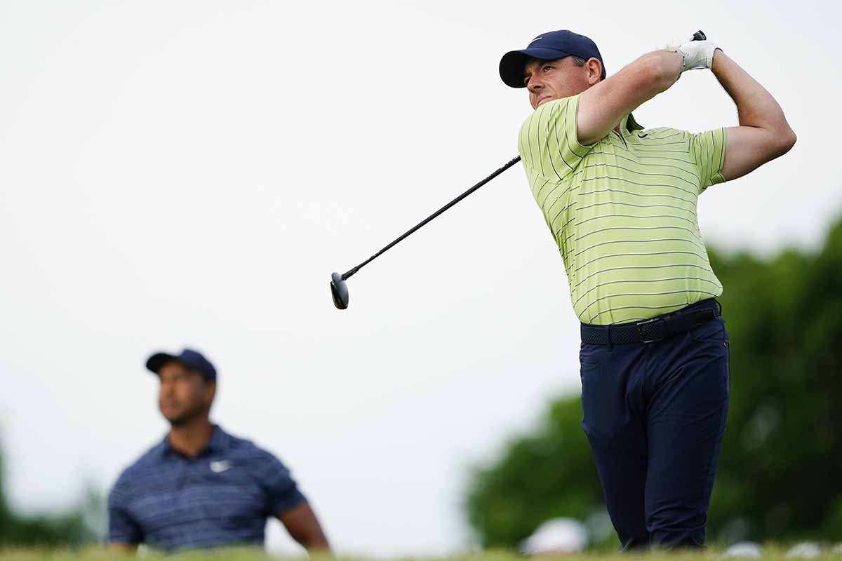 Rory McIlroy und Tiger Woods während der 1. Runde der 104. PGA Championship in Southern Hills (Foto: Imago)