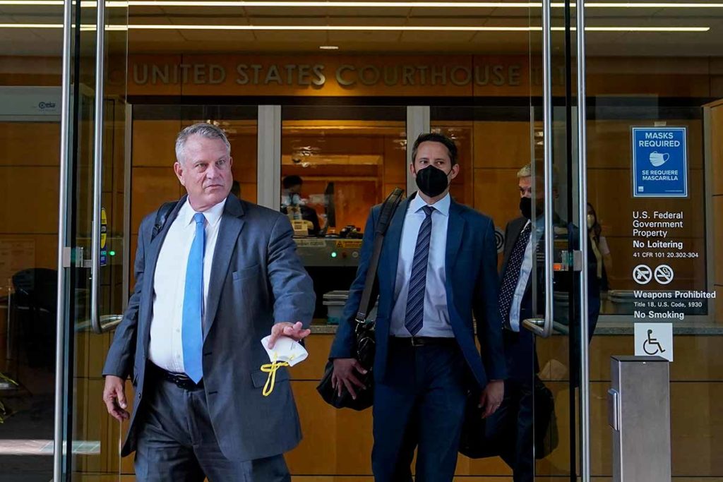 PGA-Tour-Anwalt Elliot Peters (l., Foto: picture-alliance)