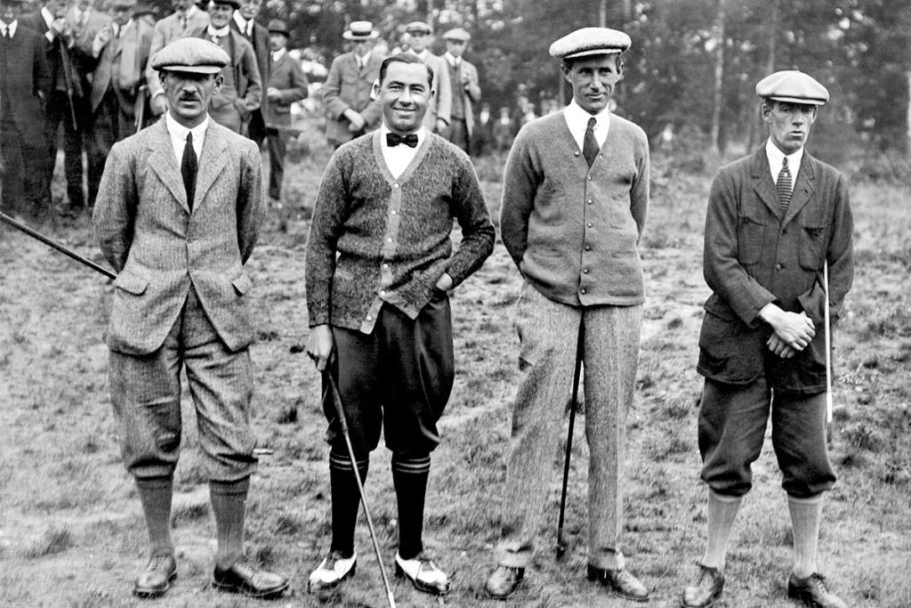 Abe Mitchell (l.) und George Duncan (r.) mit Walter Hagen (2.v.l.) und Jim Barnes beim Vergleichskampf Engand vs. USA 1920 im Addington GC