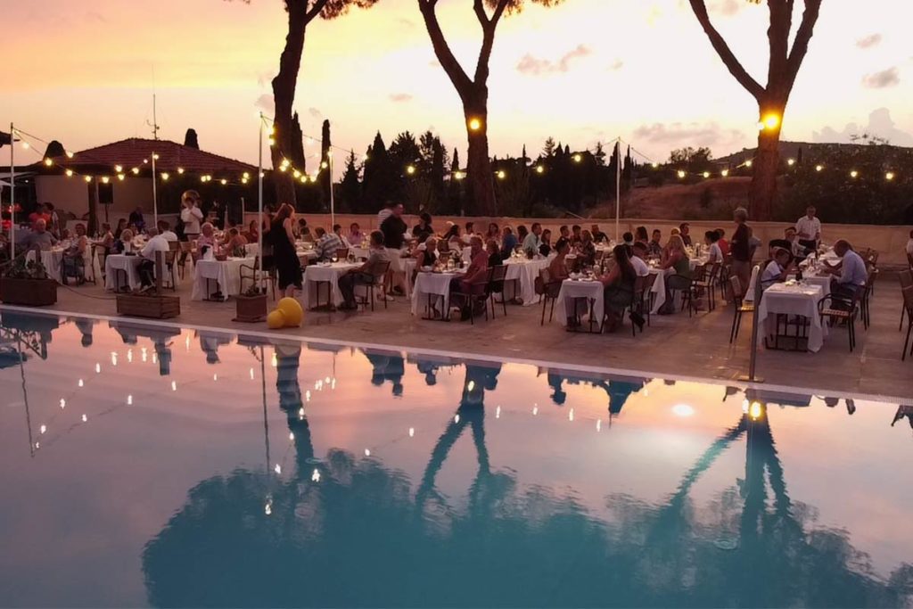 Stimmungsvolles Dinnieren auf der Poolterrasse: Eines von zwei Restaurants des Resorts
