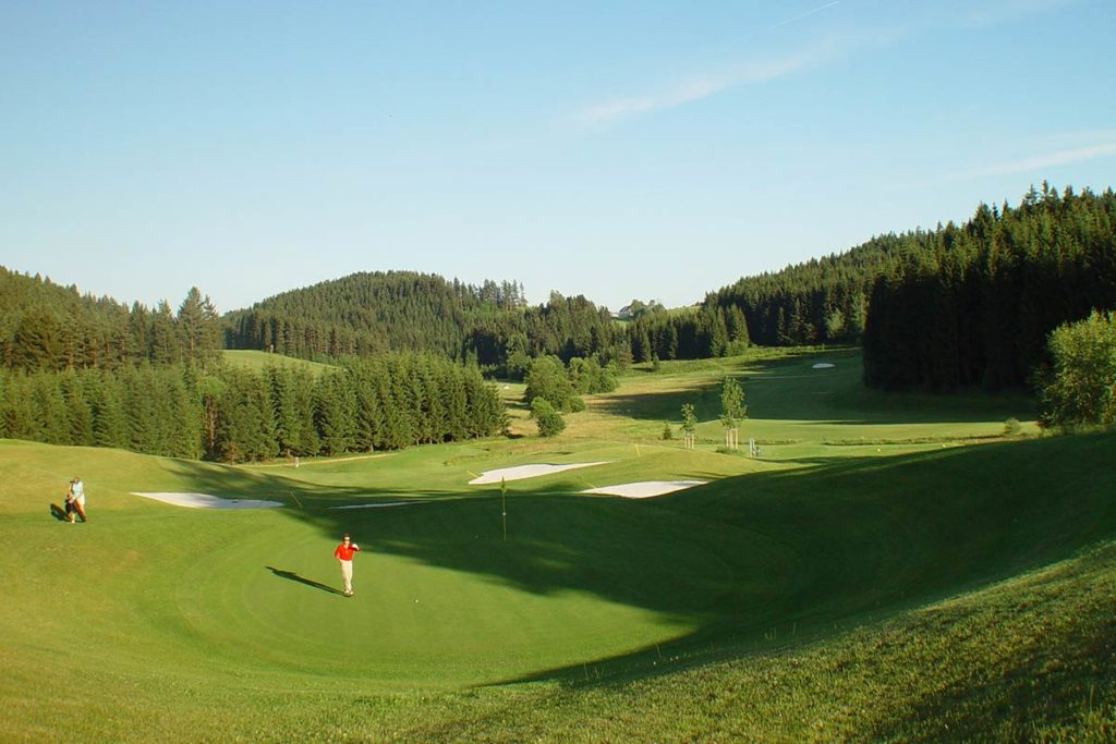 Keine zehn Kilometer vom Hotel entferntund einer der schönsten Golfplätze Österreichs: Der Golfclub Sterngartl