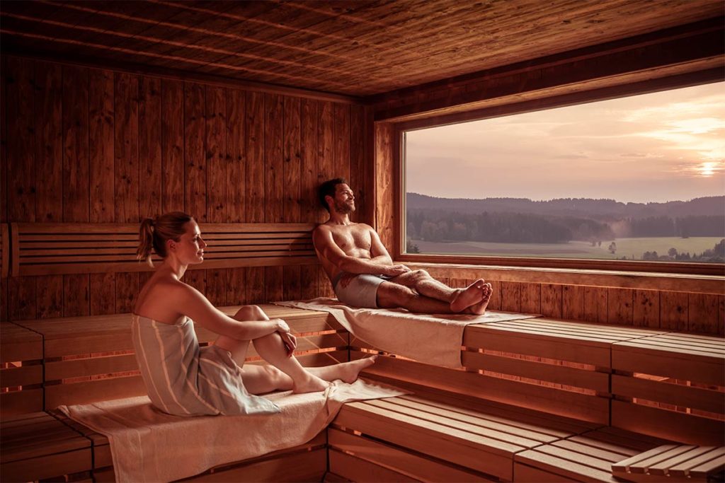 Wellnessen mit Aussicht: In der Sauna oder dem beheizten Indoor-Pool die Seele baumeln lassen. Alternativ gibt es auch die Möglichkeit, diverse Massagen und Treatments zu buchen