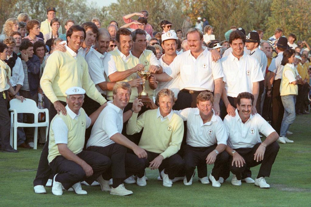 Ronan Rafferty (stehend 2. v. r.) mit dem siegreichen europäischen Ryder-Cup-Team 1989 im The Belfry