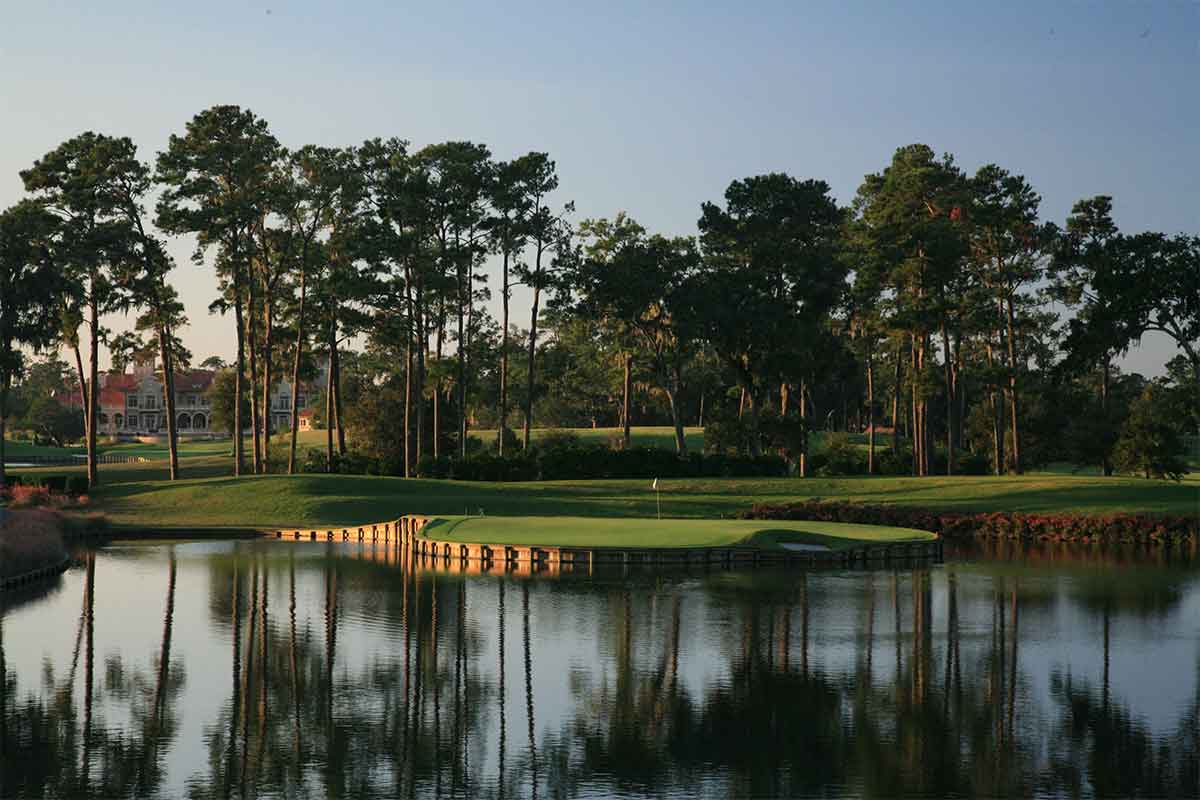 Loch 17 des Stadium Course im TPC Sawgrass mit dem ikonischen Inselgrün ist eines der bekanntesten Golflöcher der Welt
