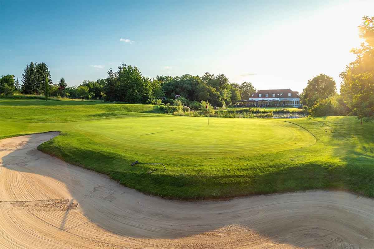 Blick auf das 18. Grün mit dem Clubhaus im Hintergrund: Der Leading Golf Club Würzburg legt höchsten Wert auf eine rundum top-gepflegte Anlage