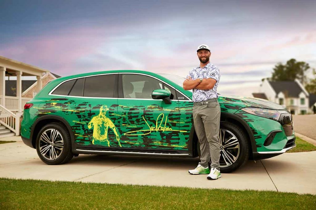 Mercedes-Benz Markenbotschafter Jon Rahm vor einem künstlerisch gestalteten EQS SUV im Rahmen des 87. Masters in Augusta, Georgia