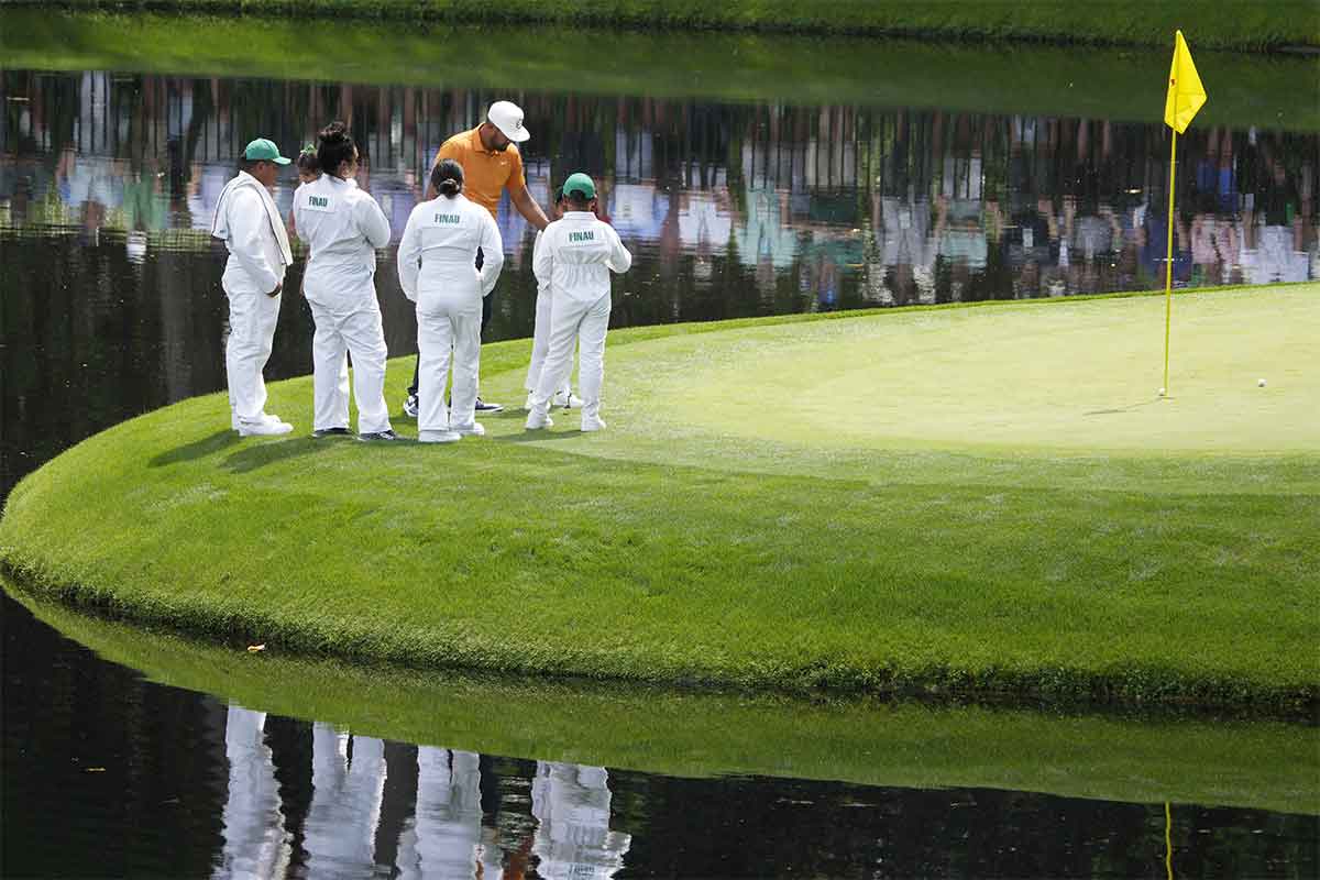 Tony Finau und Familie beim Par-3-Contest (Foto: picture-alliance)