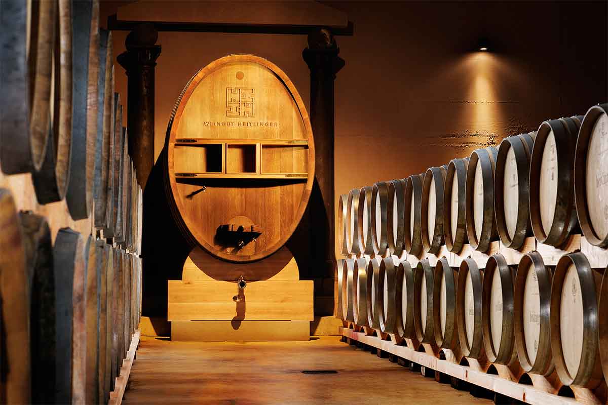 Perfekte Event-Location: Vom Weinbistro aus hat maneinen direkten Blick auf den Barrique-Keller