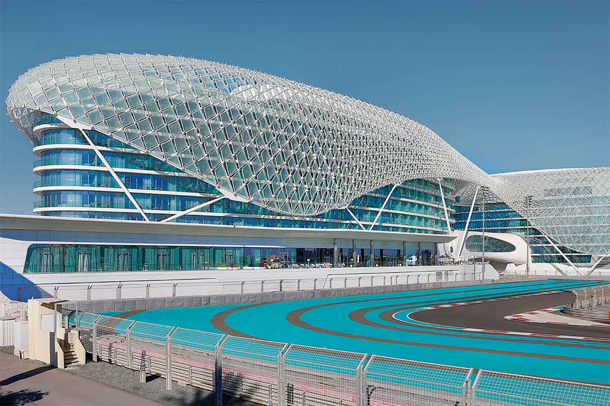 Das futuristische und hochmoderne W Hotel Abu Dhabi auf Yas Island liegt im Herzen der Formel 1-Rennstrecke Yas Marina Circuit, wo Ende November im Rahmen des Etihad Abu Dhabi Grand Prix der neue Formel 1-Weltmeister 2023 gekürt wird