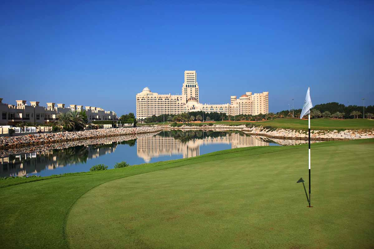 Nur einen Steinwurf vom Al Hamra Golf Club entfernt: Das 5-Sterne-Hotel Waldorf Astoria