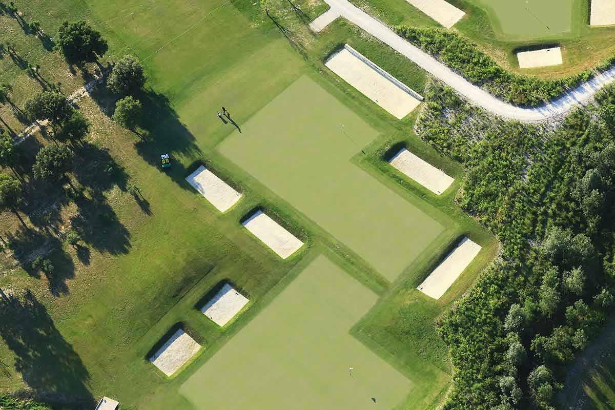 Der „eco-friendly“ Golfplatz Golf de Manville bietet Natur pur und rechteckige Grüns und Bunker