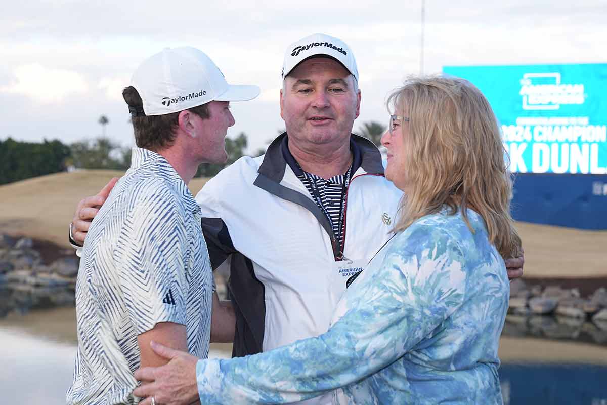 Nick Dunlap mit seinen Eltern Charlene und Jim Dunlap nach seinem Sieg beim The American Express 2024 auf der PGA Tour (Foto: picture-alliance)