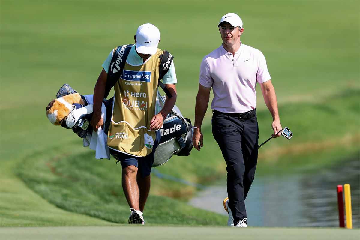 Rory McIlroy und Caddie Harry Diamond beim Hero Dubai Desert Classic 2024 im Emirates Golf Club (Foto: picture-alliance)