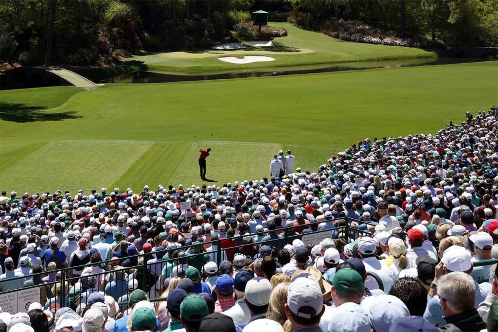 Faszination Amen Corner. Am berühmt-berüchtigten Loch 12 (Par 3) mit dem Namen „Golden Bell“ wurden schon mehrfach die Hoffnungen auf ein grünes Jackett in Rae‘s Creek ertränkt (Foto: picture-alliance)