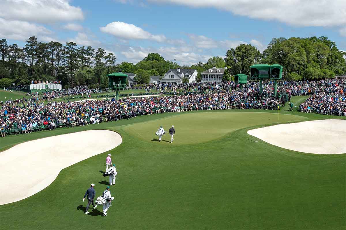 Der einzigartige Gang zum 18. Grün des Augusta National Golf Clubs. Seit 1934 lädt das Masters, von Golflegende Bobby Jones ins Leben gerufen, zum Tanz um das grüne Jackett (Foto: picture-alliance)