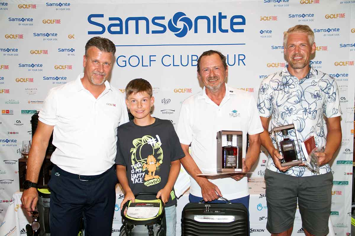 SAMSONITE Golf Club Tour 2024, Regionalfinale Süd im Wittelsbacher GC: Turniermoderator Gero Bücher (l.) mit den Siegern und Platzierten der Nettoklasse B