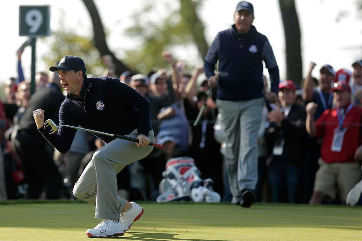 Keegan Bradley stand 2012 mit Freund und Mentor Phil Mickelson für Emotionen pur (Foto: picture-alliance)