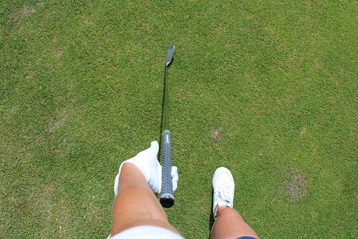 Die linke Hand wird als Erstes am Griff platziert, sodass er in den Fingerkuppen liegt