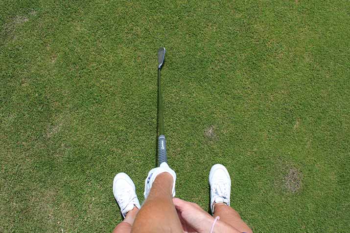 Nun legst du den linken Handballen oben auf den Griff. Von oben betrachtet siehst du zwei Knöchel (Zeige- und Mittelfinger), der Daumen kommt in die Mitte