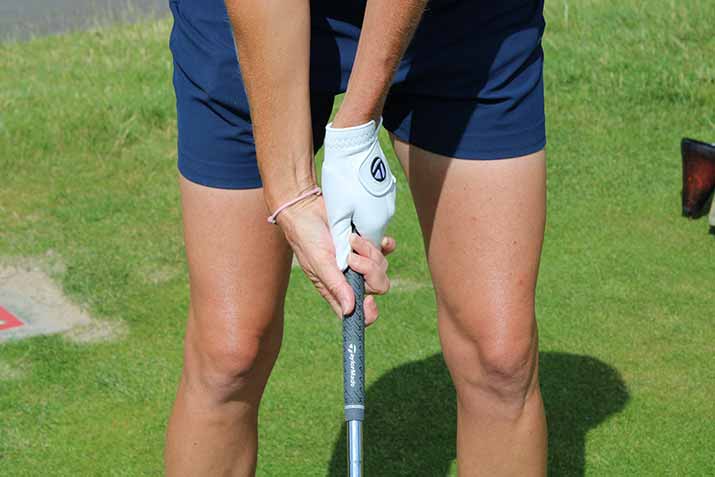 Neurobasiertes Golftraining:: Ein "zu starker Griff" führt zu einer geschlossenen Schlagfläche und einem Hook sowie ebenfalls zu unbewussten Gegensteuerungen durch eine Körperkompensation