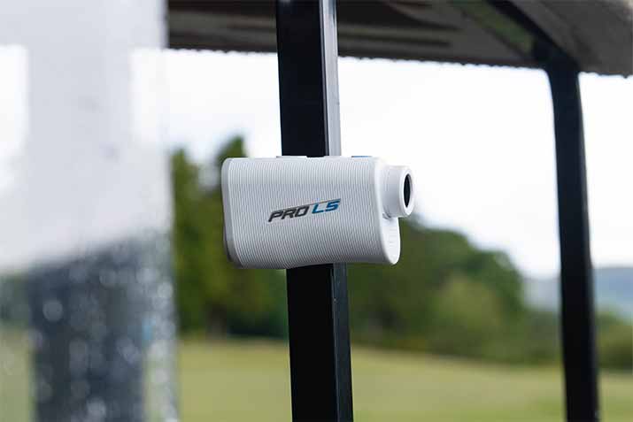 Der Shot Scope PRO L5 kann per Magnet am Cart befestigt werden