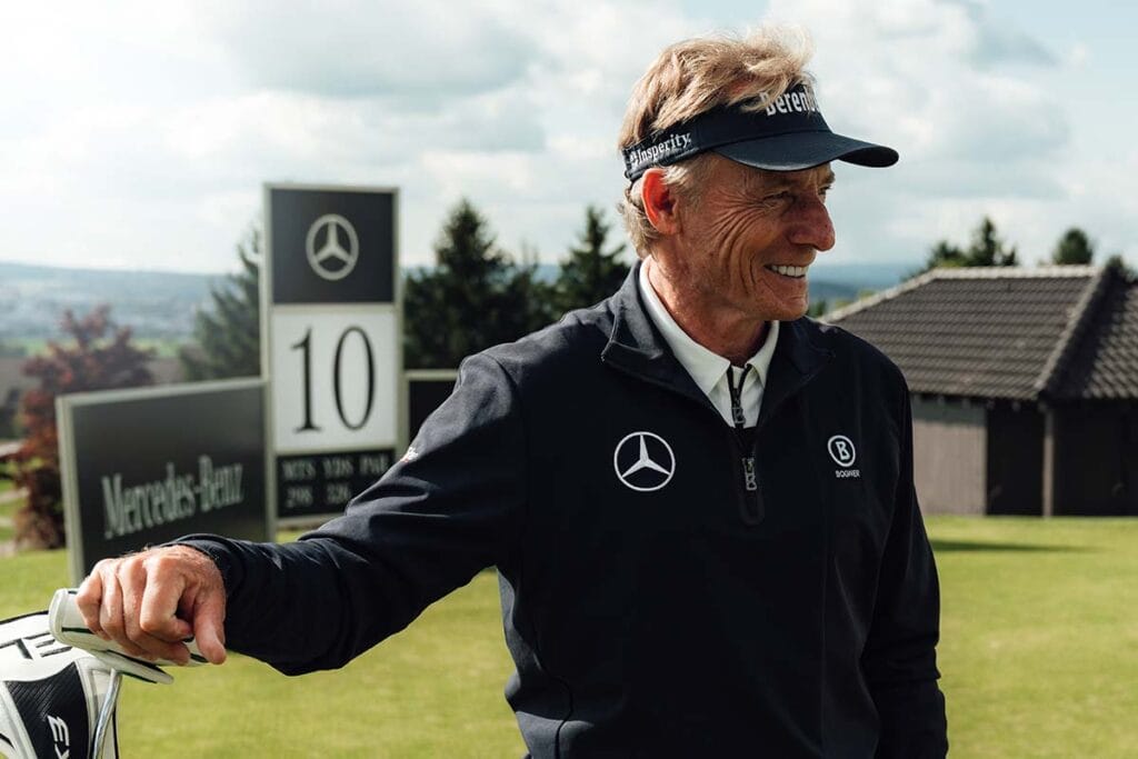 Golflegende am Abschlag: Bernhard Langer beim MercedesTrophy World Final 2025 im Resort Der Öschberghof (Foto: Tobias Kuberski)