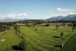 Sanft in die hügelige Voralpenlandschaft eingebettet: Die 9-Loch-Golfanlage Alpenseehof