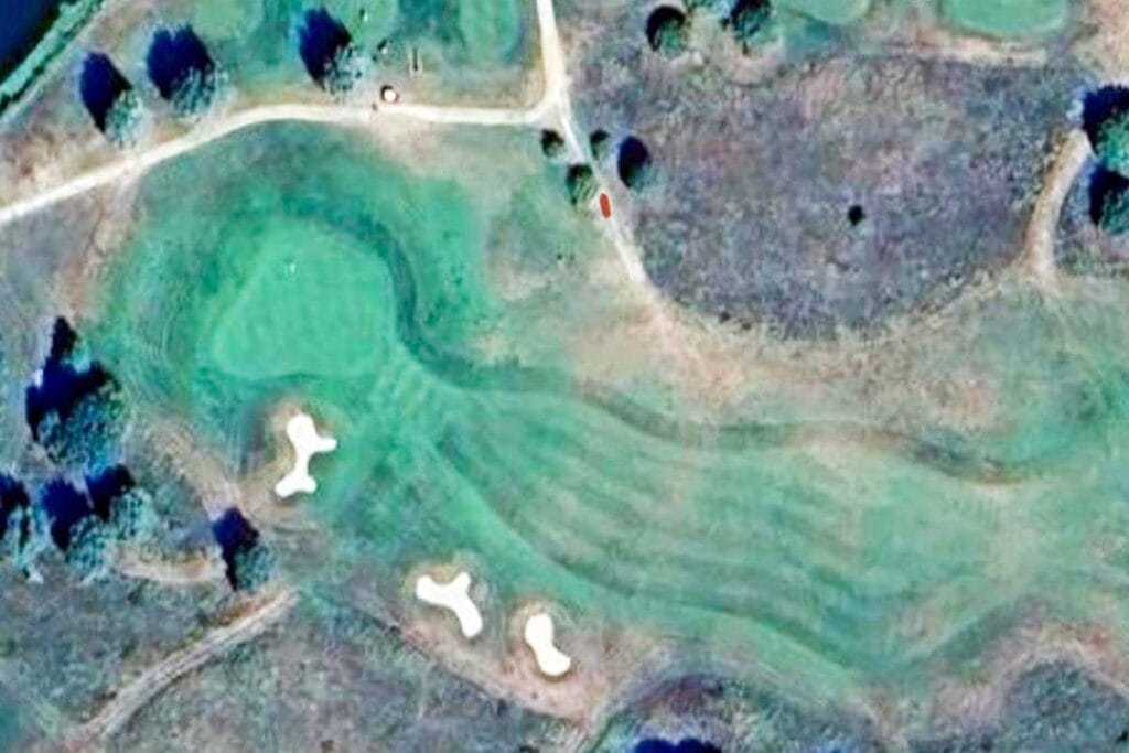 Prekäre Spielsituation: Die Balllage (Rot) auf einem Weg mit einem Baum in der Spiellinie zum Grün