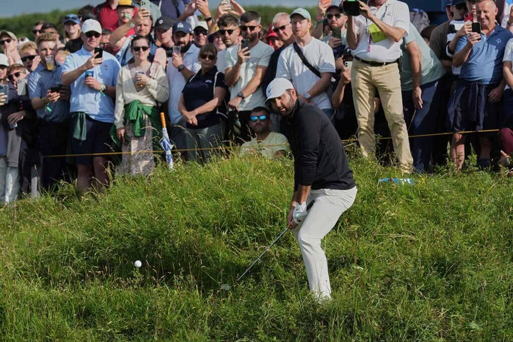 Scottie Scheffler spielt während der dritten Runde der 153. The Open aus dem Rough (Foto: picture-alliance)