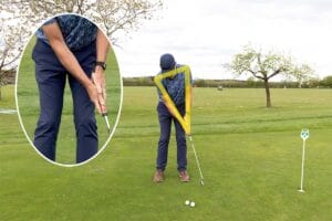 Durchschwung: Der linke Arm zieht nach oben und der rechte Arm nach unten