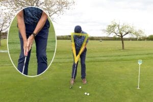 Ausholen: Der linke Arm drückt nach unten, der rechte Arm zieht nach oben