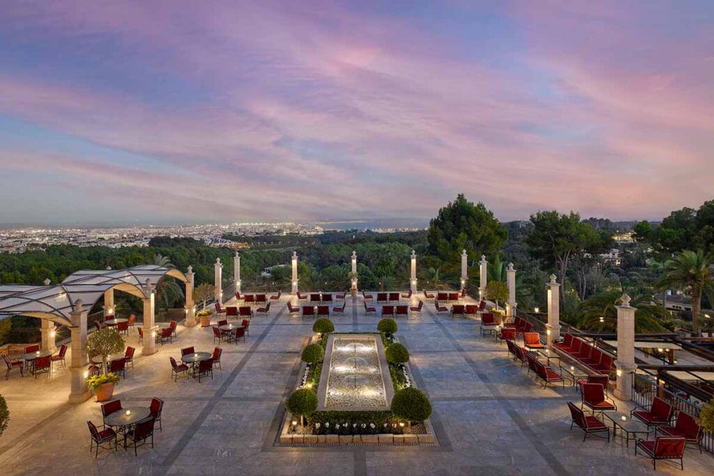 Sensationelle Ausblicke auf Palma und das Mittelmeer: Die Terrasse des Castillo Hotel Son Vida