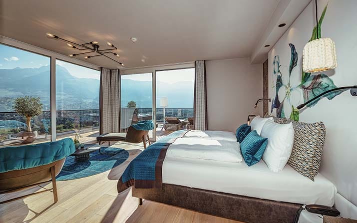 Die Suiten und Zimmer sind hell und punkten mit einer Mischung aus urbanem Lifestyle und natürlicher Behaglichkeit